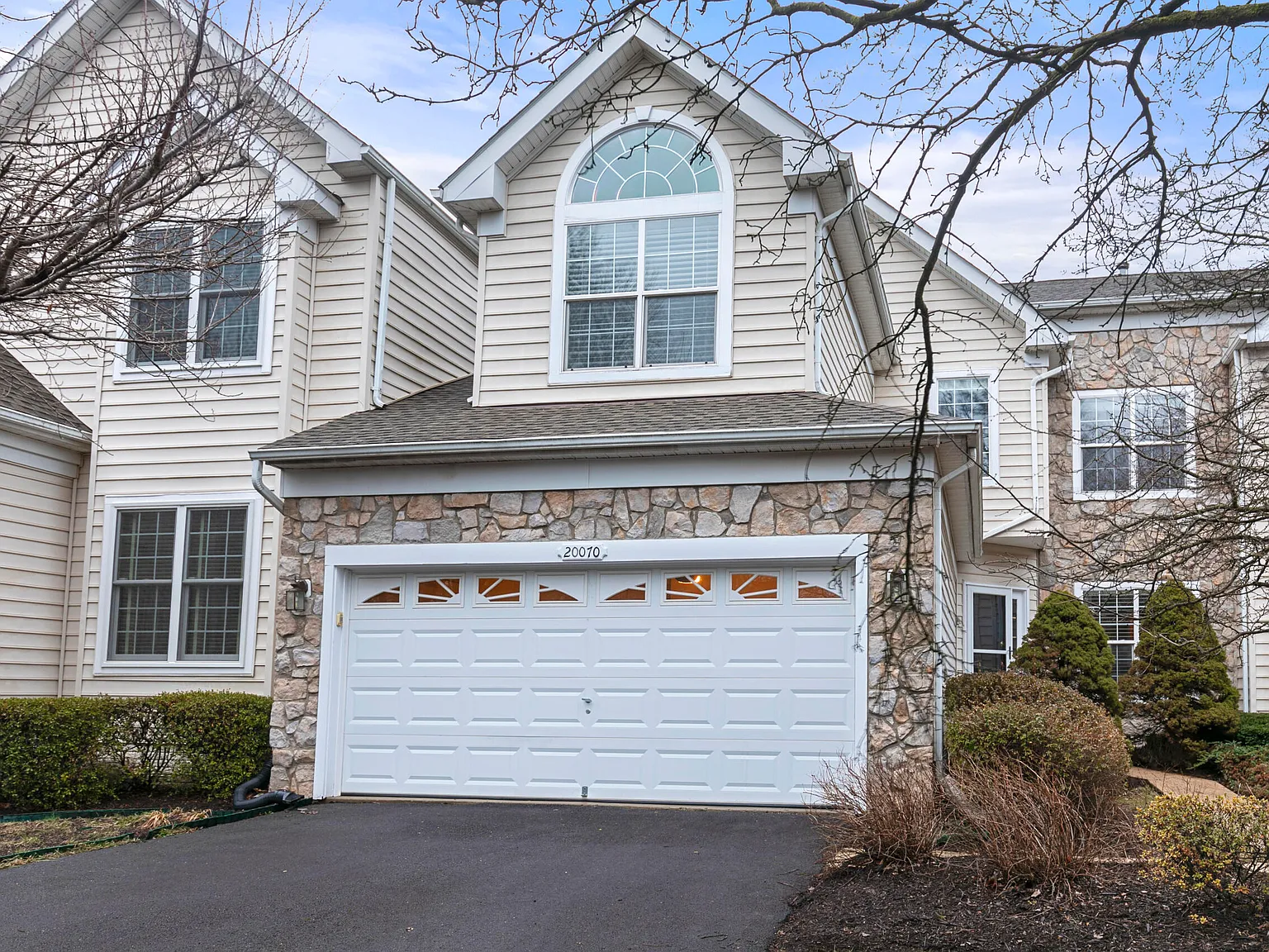 4 bed, 3.5 bath, 3747 sqft, $4,750 — Photo 1