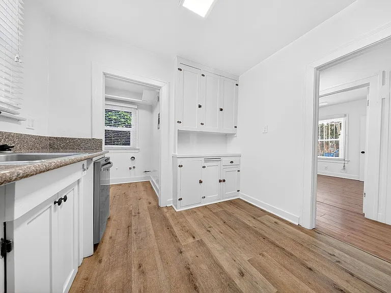 5225 De Longpre Ave — Photo 18