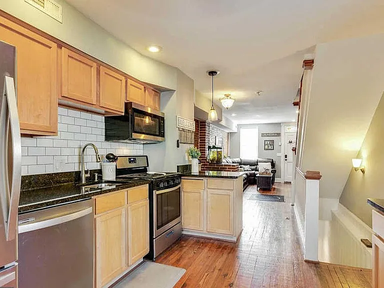 102 E Randall St — Photo 5