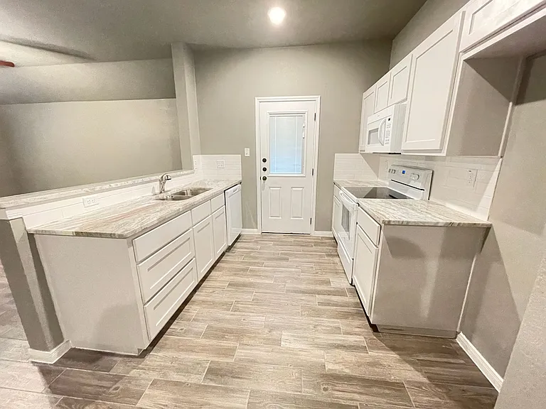 208 W Beeline Ln — Photo 5