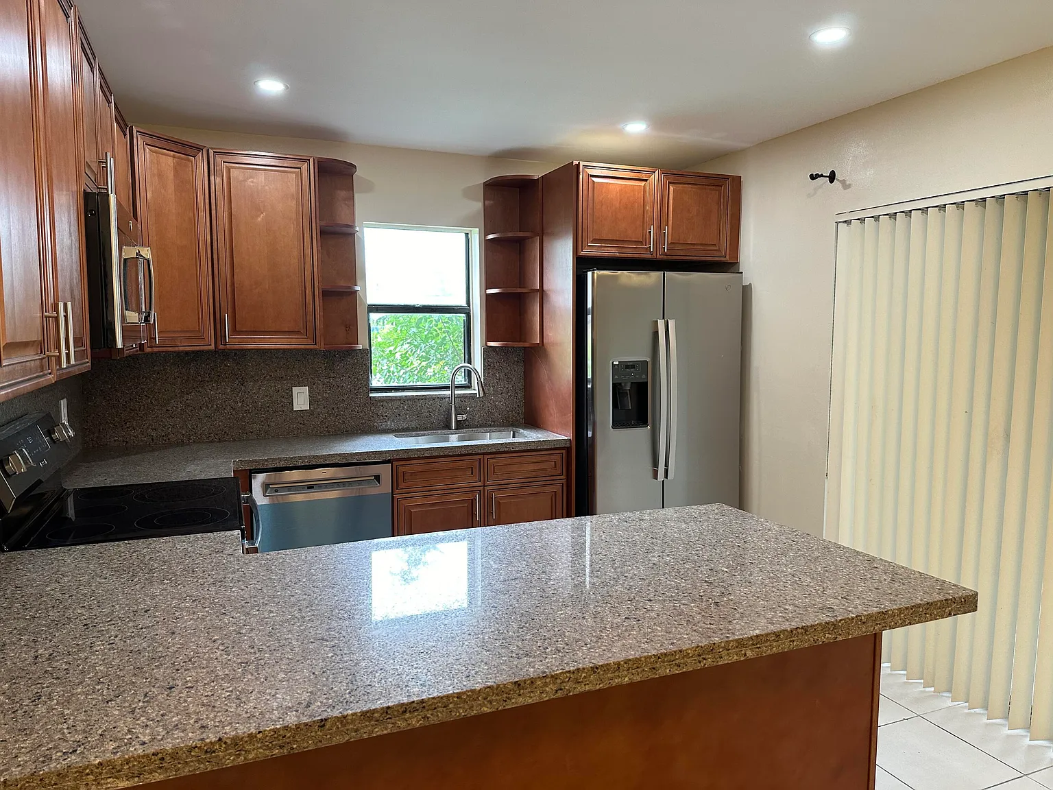 3 bed, 2.5 bath, 1449 sqft, $3,000 — Photo 3