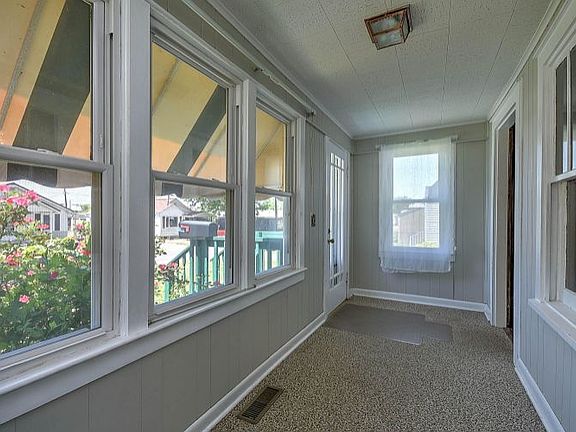 2nd image of 1537 Central St