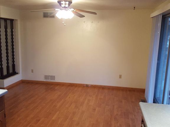 3rd image of 5 Maplewood Dr APT 14