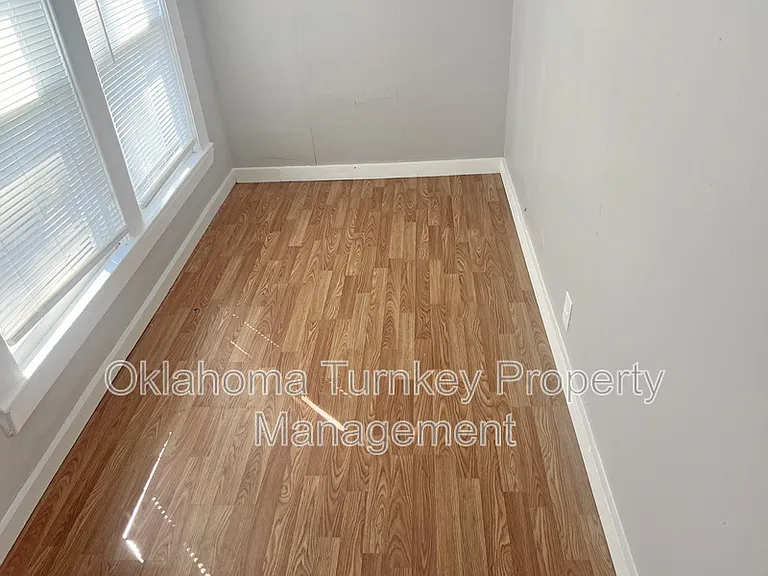 1112 W 4th St — Photo 3