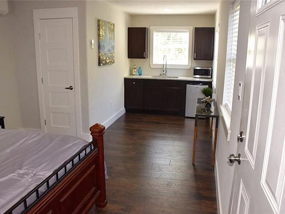 4th image of 305 W 55th 1/2 St Unit B