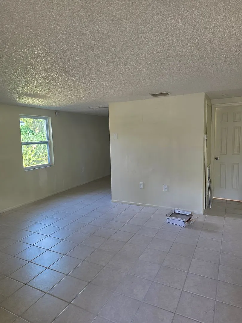 2/1 Duplex For Rent — Photo 2