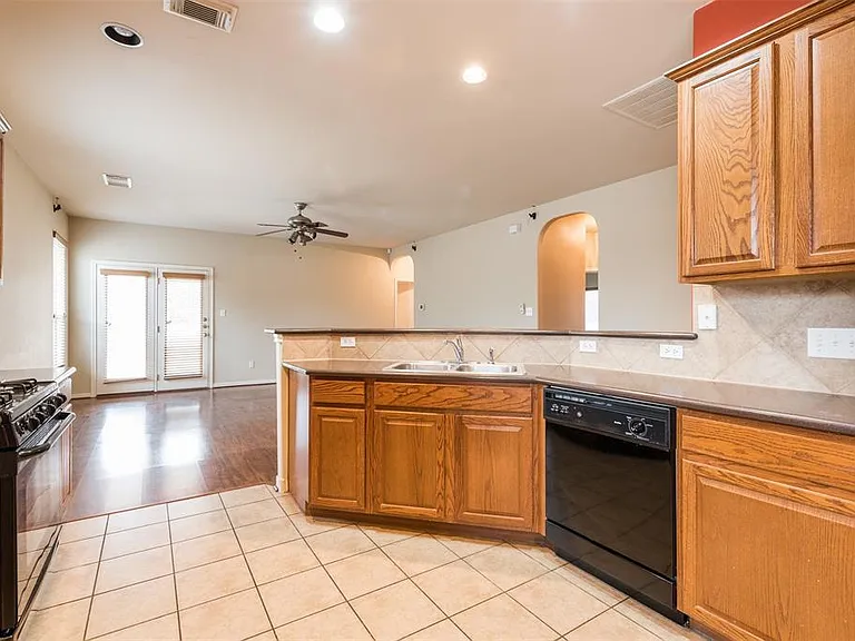913 Brighton Pl — Photo 12