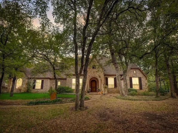 1070 E Oak Shores Dr, Crossroads, TX 76227