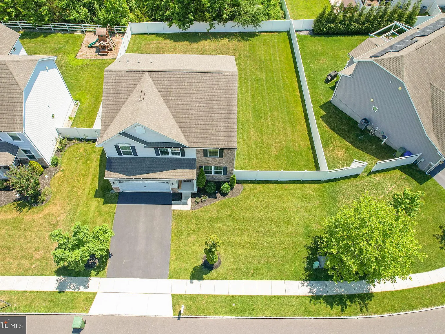 4 bed, 2.5 bath, 2698 sqft, $4,000 — Photo 3