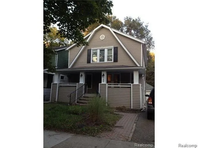 766 Laprairie St photo 1