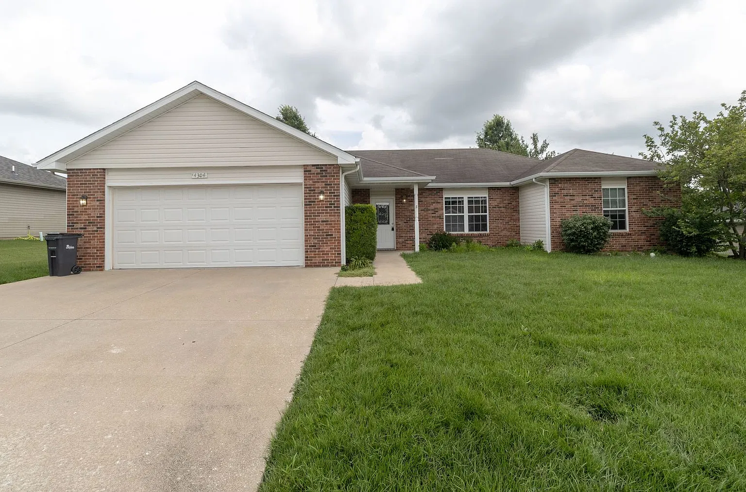 Beautiful 3 bedroom home with fenced yard — Photo 1