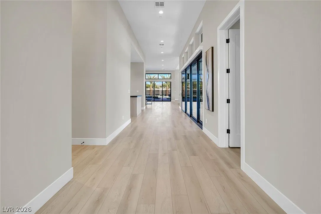 4 bed, 4.5 bath, 3951 sqft, $25,500 — Photo 2