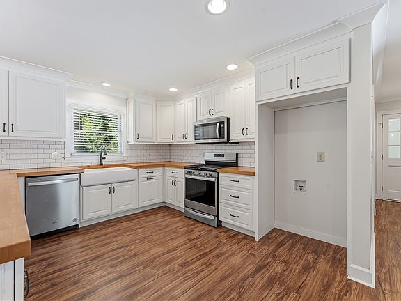 4th image of 1700 Arrowhead Ave