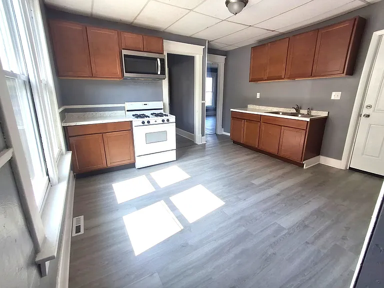 543 E 14th St #1 — Photo 1