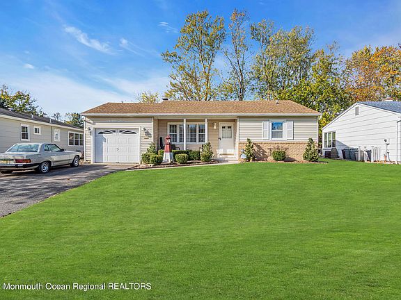 5th image of 71 Edinburgh Dr