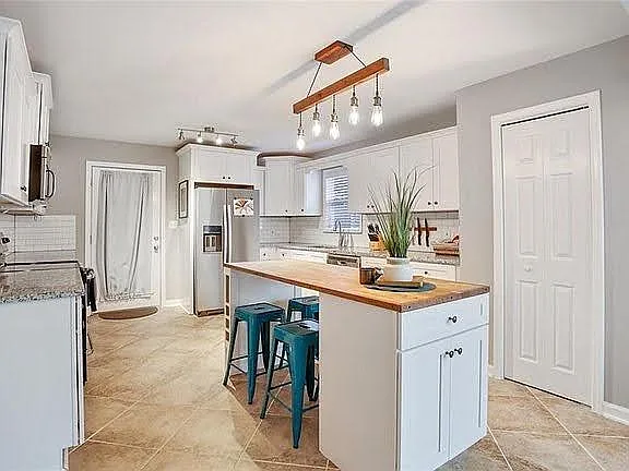2706 White Oak Dr — Photo 3