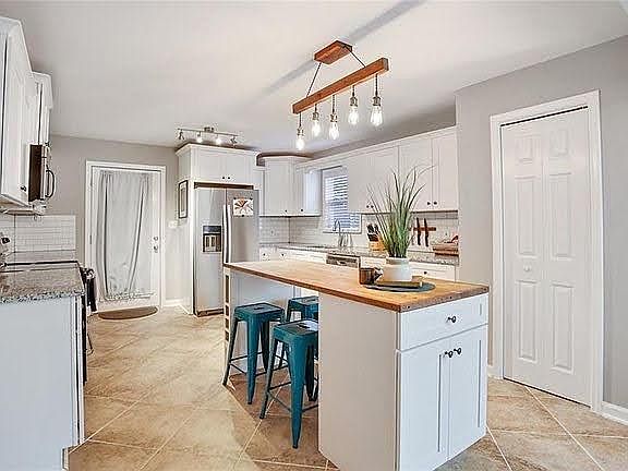 3rd image of 2706 White Oak Dr