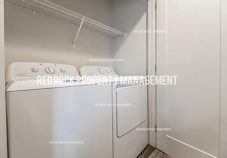 319 S Woodlawn Ln — Photo 10