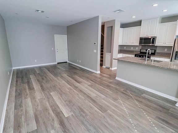 3rd image of 525 Turnstone Ln