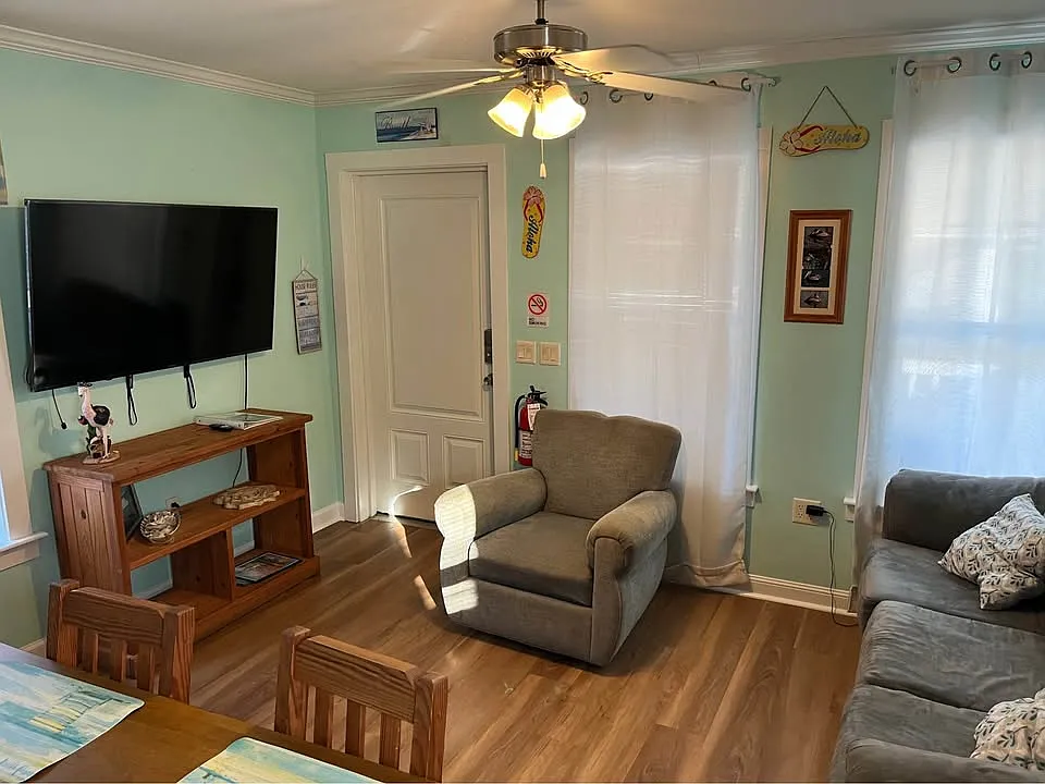 3 bed, 860 sqft, $1,595 — Photo 4