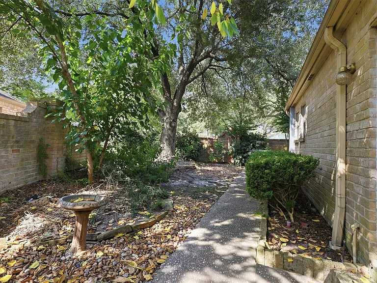 321 Champions Colony St #III — Photo 18
