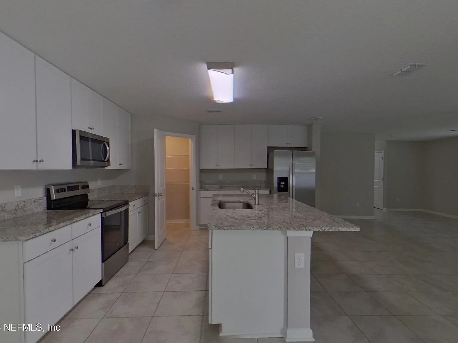 4 bed, 3.0 bath, 2500 sqft, $2,589 — Photo 4