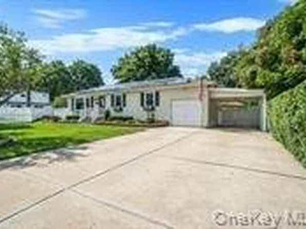 60 Westwood Ave, Deer Park, NY 11729