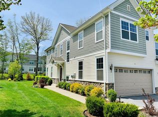 13 Fieldstone Dr, Middletown, NY 10940