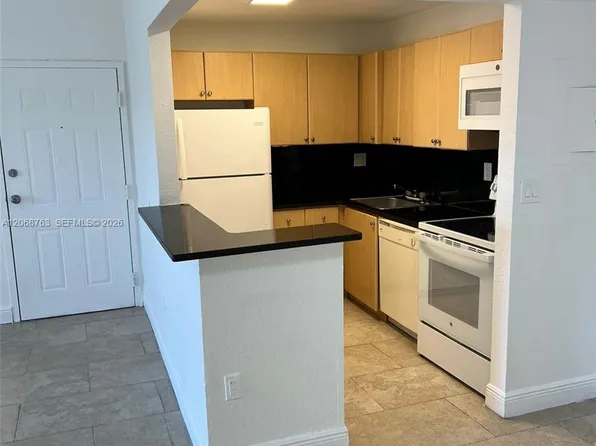 7110 NW 179th St APT 310, Hialeah, FL 33015