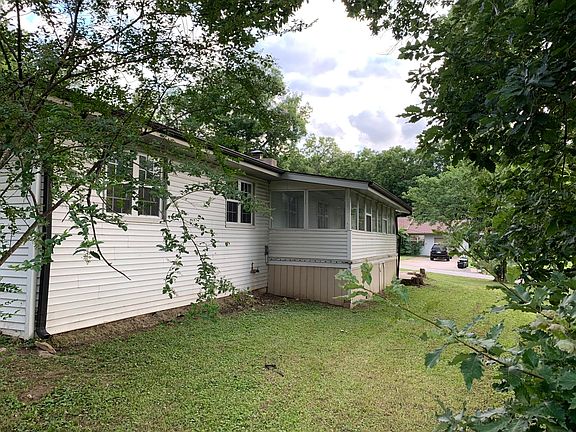 3rd image of 9551 E Oak St