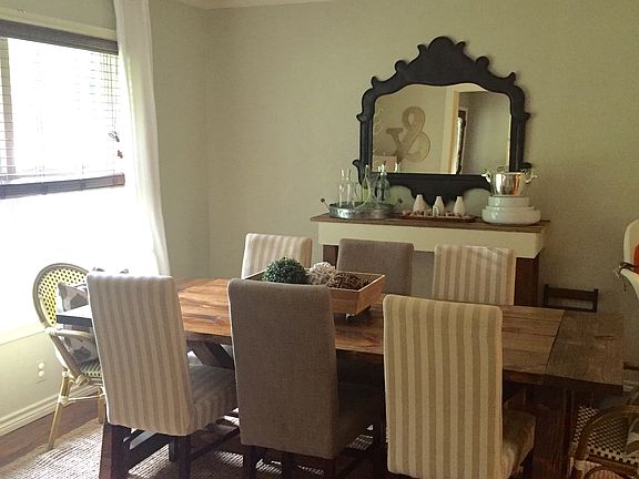 Large dining area right off living room and kitchen