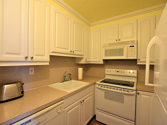 4th image of 185 Bedford #H