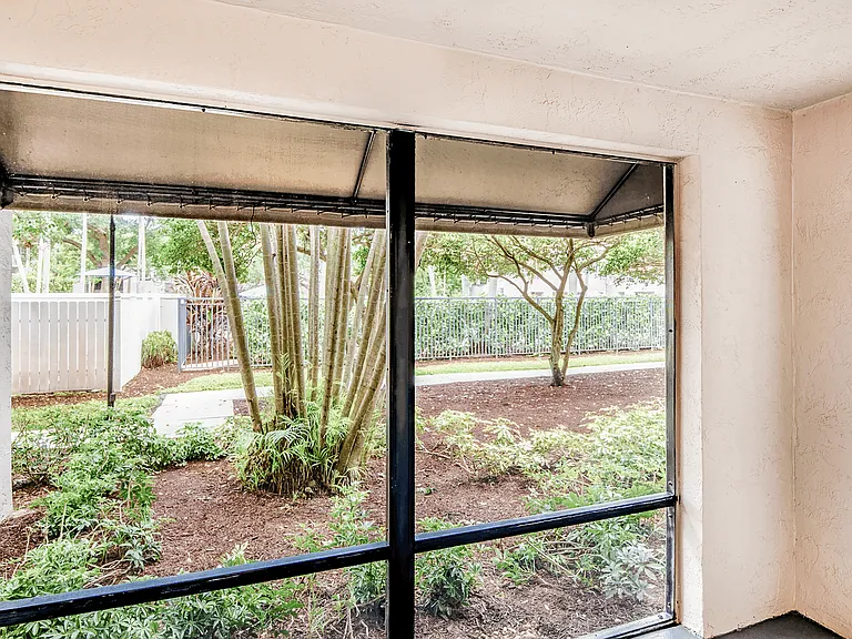 Coconut Palm Club Apartments — Photo 34