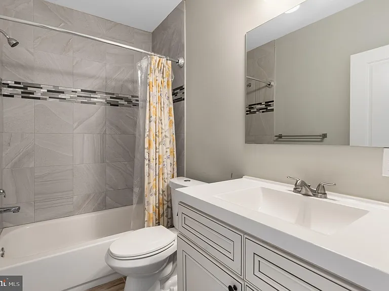 724 E Thompson St — Photo 16