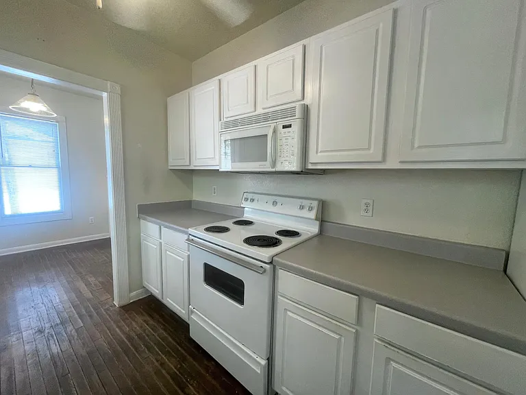2202 Leon St — Photo 9