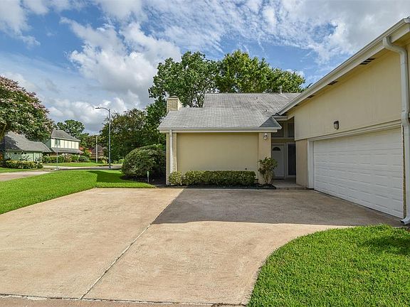 Corner lot in the small community of Suffolk Chase close to the neighborhood pool