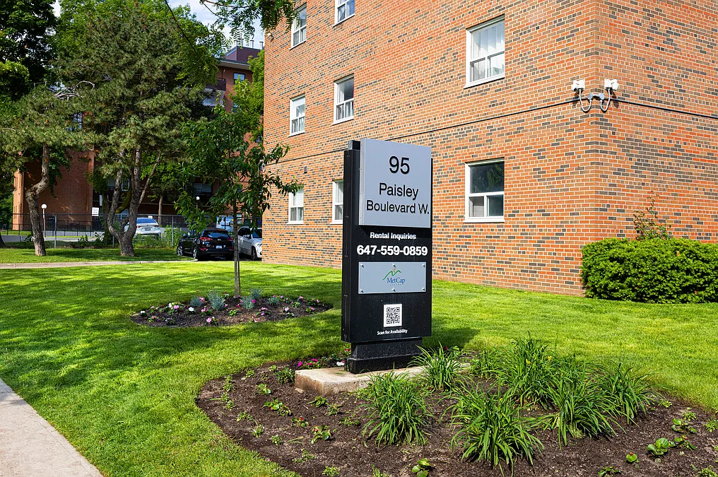 95 Paisley Boulevard West — Photo 2