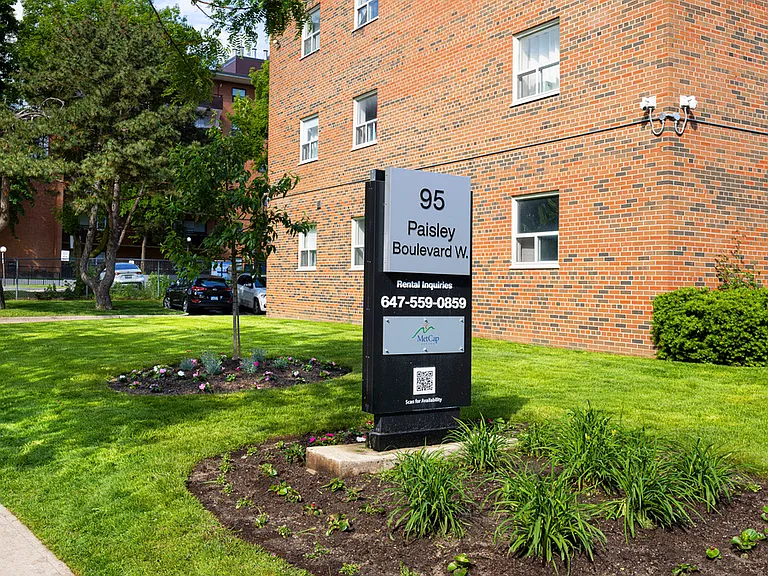 95 Paisley Blvd W — Photo 4
