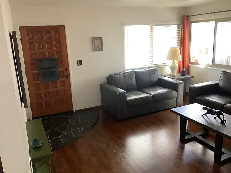453 Leslie Ave — Photo 8