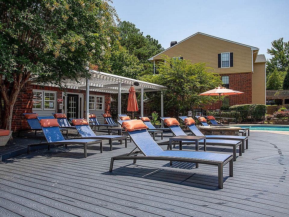 Poolside Lounge at Autumn Ridge