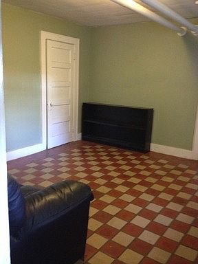 4th image of 705 S Court St