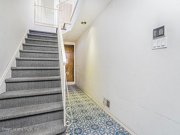 4th image of 271 Kelly Blvd