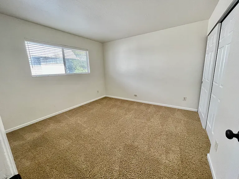 1083 W L St — Photo 25