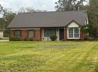 114 Edgewater St, Clute, TX 77531