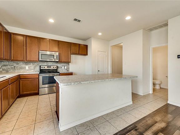4th image of 14857 Magnolia Ln