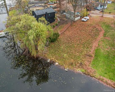 1225 Grove Point Dr, White Lake, MI, 48386