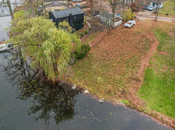 1225 Grove Point Dr, White Lake, MI 48386