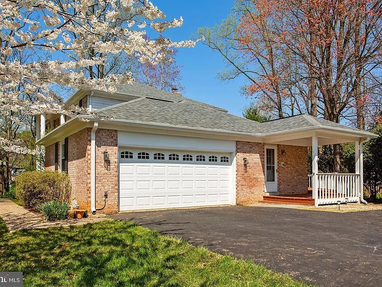 701 Ridge Dr — Photo 3