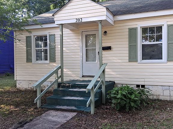 3rd image of 202 W Nance St