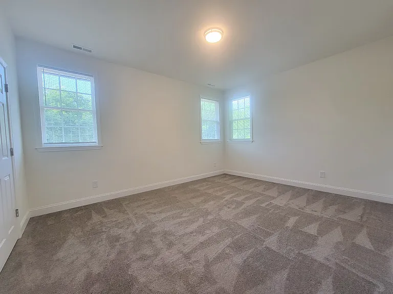 624 Grace Ave — Photo 8